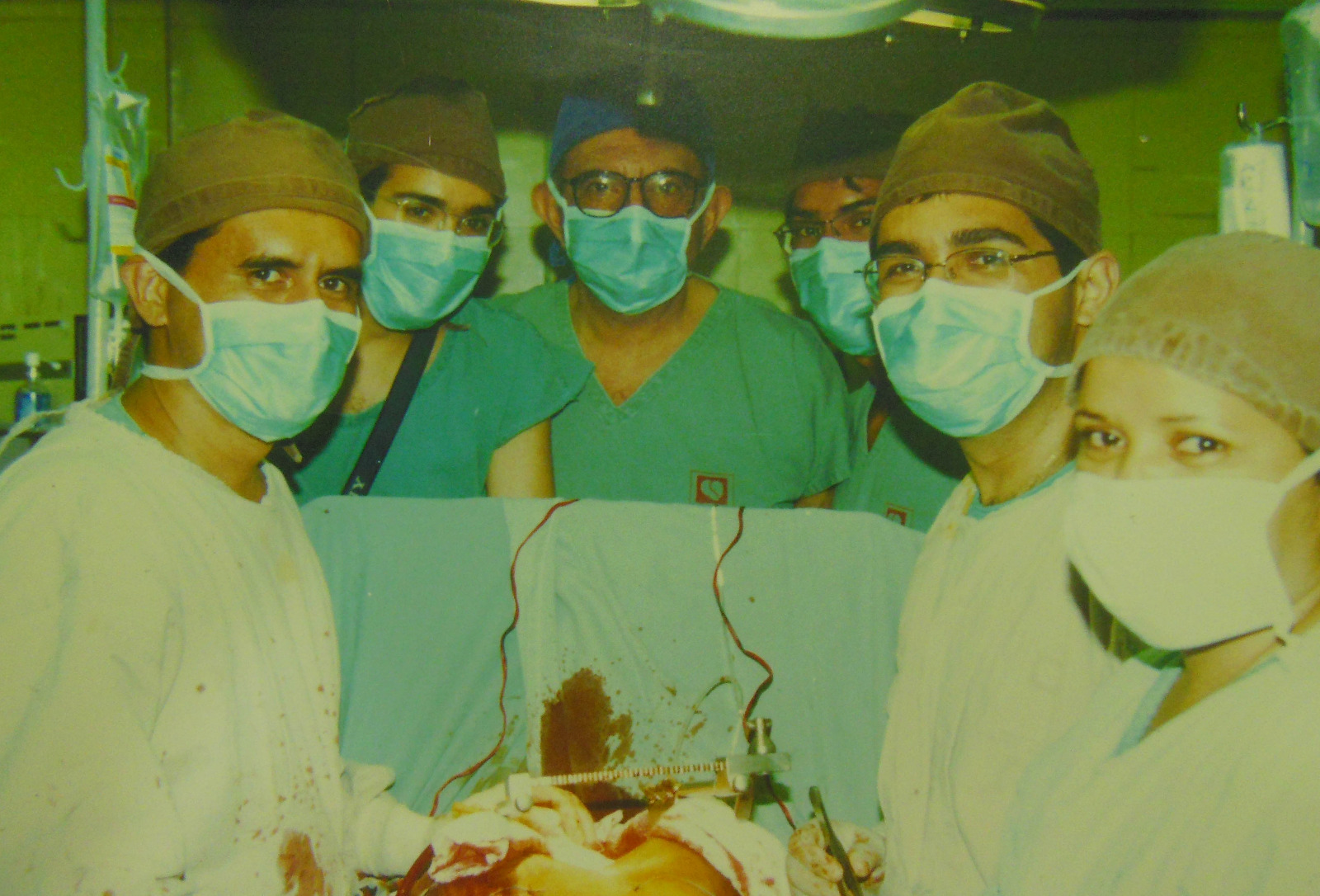 Dr. Dib Tajra (centro) esteve no comando da equipe que realizou o 1º transplante cardíaco